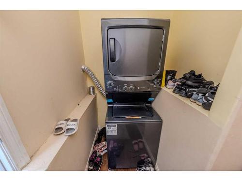 15 Saddleland Drive Ne, Calgary, AB - Indoor Photo Showing Laundry Room