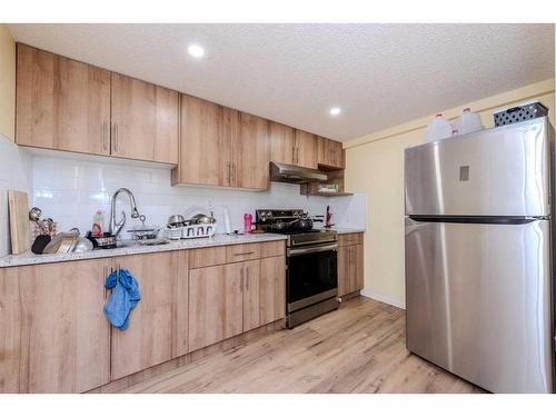 15 Saddleland Drive Ne, Calgary, AB - Indoor Photo Showing Kitchen With Stainless Steel Kitchen