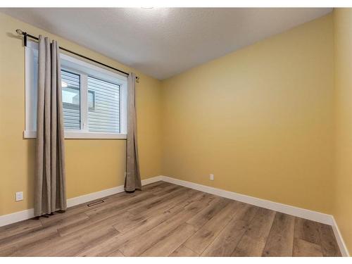 521 18A Street Nw, Calgary, AB - Indoor Photo Showing Other Room