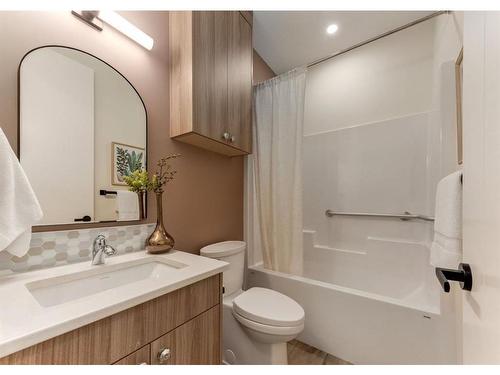 521 18A Street Nw, Calgary, AB - Indoor Photo Showing Bathroom