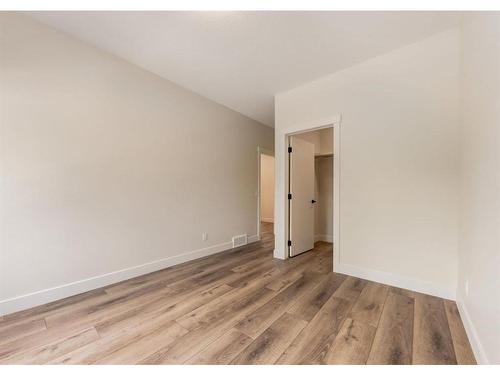 521 18A Street Nw, Calgary, AB - Indoor Photo Showing Other Room