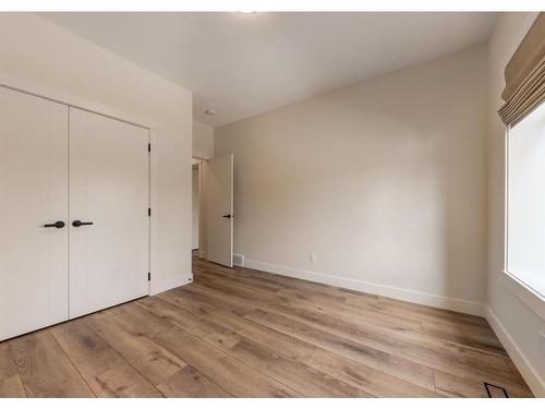 521 18A Street Nw, Calgary, AB - Indoor Photo Showing Other Room