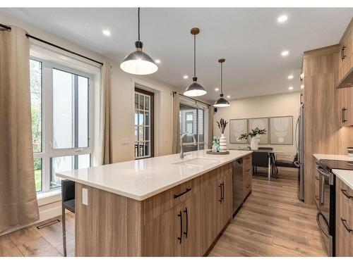 521 18A Street Nw, Calgary, AB - Indoor Photo Showing Kitchen With Upgraded Kitchen