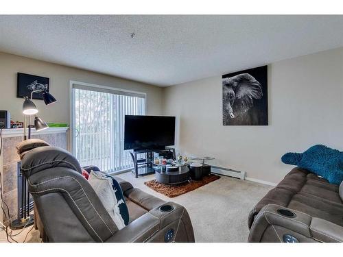 3308-10 Prestwick Bay Se, Calgary, AB - Indoor Photo Showing Living Room