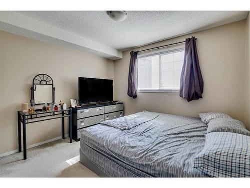 3308-10 Prestwick Bay Se, Calgary, AB - Indoor Photo Showing Bedroom