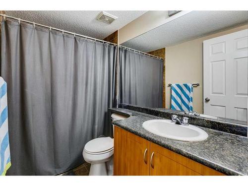 3308-10 Prestwick Bay Se, Calgary, AB - Indoor Photo Showing Bathroom