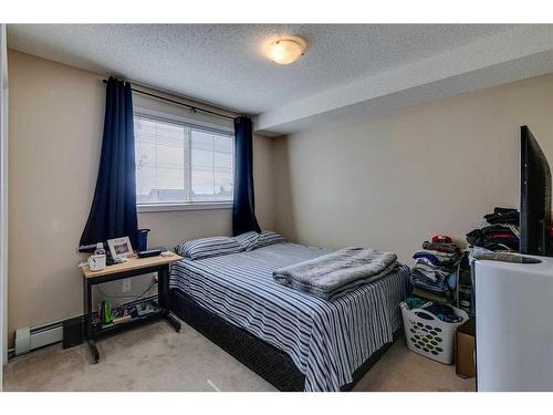 3308-10 Prestwick Bay Se, Calgary, AB - Indoor Photo Showing Bedroom