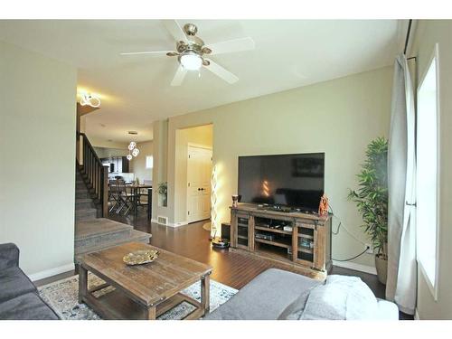 154 Marquis Common Se, Calgary, AB - Indoor Photo Showing Living Room