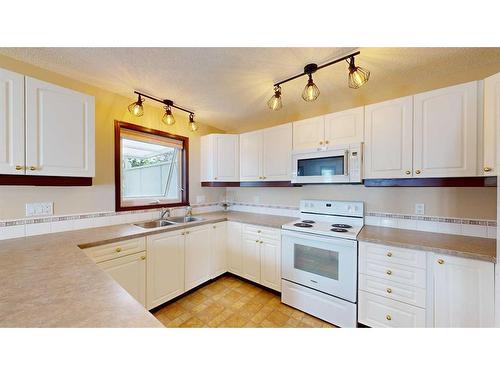 110 Riverside Place Nw, High River, AB - Indoor Photo Showing Kitchen With Double Sink