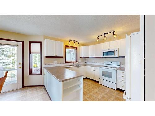 110 Riverside Place Nw, High River, AB - Indoor Photo Showing Kitchen