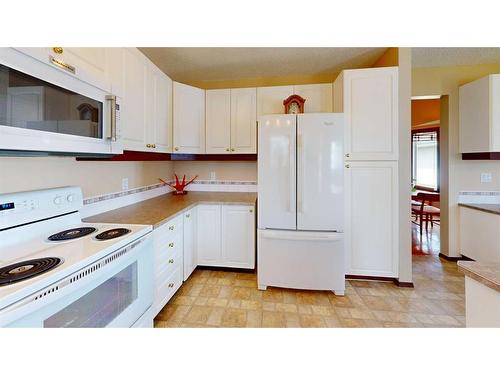 110 Riverside Place Nw, High River, AB - Indoor Photo Showing Kitchen With Double Sink