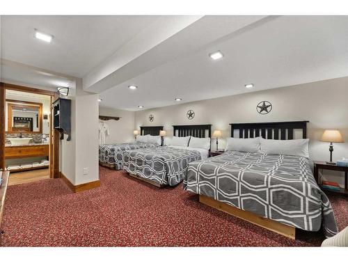 32578 Range Road 52, Rural Mountain View County, AB - Indoor Photo Showing Bedroom