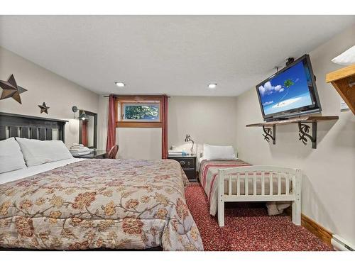 32578 Range Road 52, Rural Mountain View County, AB - Indoor Photo Showing Bedroom