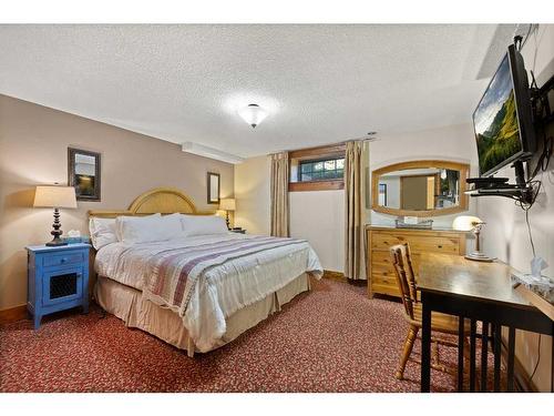 32578 Range Road 52, Rural Mountain View County, AB - Indoor Photo Showing Bedroom