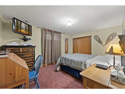 32578 Range Road 52, Rural Mountain View County, AB - Indoor Photo Showing Bedroom