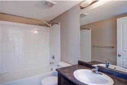 3315-60 Panatella Street Nw, Calgary, AB - Indoor Photo Showing Bathroom