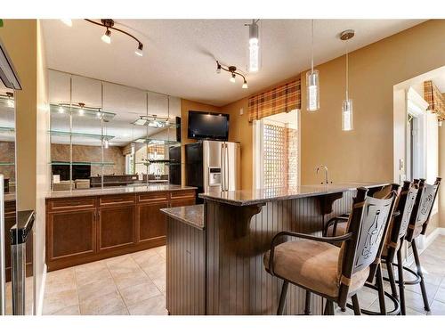 205 Magenta Crescent, Chestermere, AB - Indoor Photo Showing Kitchen