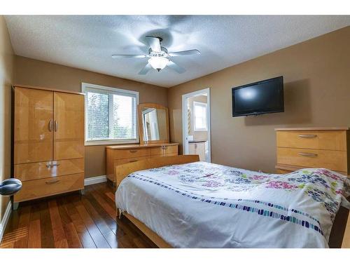 205 Magenta Crescent, Chestermere, AB - Indoor Photo Showing Bedroom