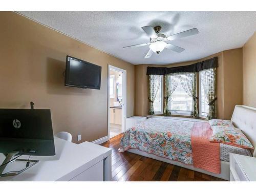 205 Magenta Crescent, Chestermere, AB - Indoor Photo Showing Bedroom