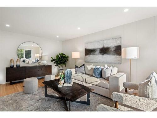 509 9A Street Ne, Calgary, AB - Indoor Photo Showing Living Room