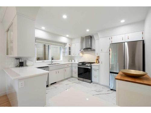 509 9A Street Ne, Calgary, AB - Indoor Photo Showing Kitchen