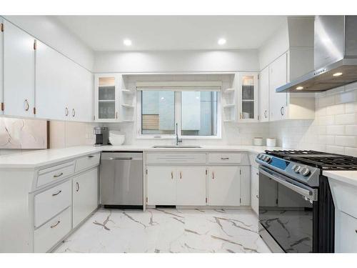 509 9A Street Ne, Calgary, AB - Indoor Photo Showing Kitchen With Upgraded Kitchen