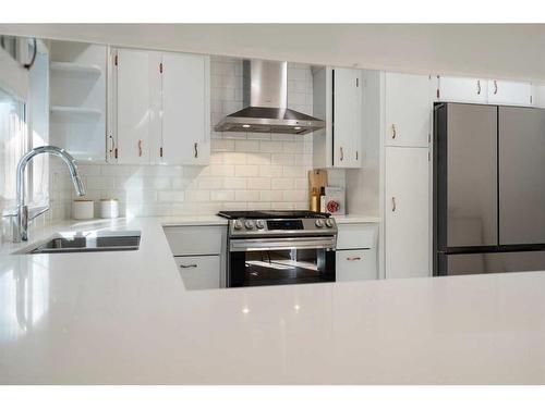 509 9A Street Ne, Calgary, AB - Indoor Photo Showing Kitchen With Upgraded Kitchen