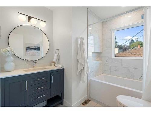 509 9A Street Ne, Calgary, AB - Indoor Photo Showing Bathroom