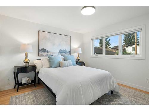 509 9A Street Ne, Calgary, AB - Indoor Photo Showing Bedroom