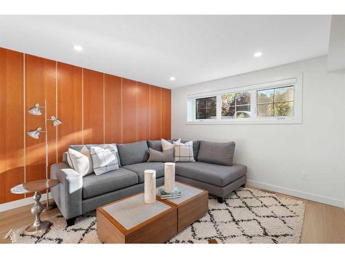 509 9A Street Ne, Calgary, AB - Indoor Photo Showing Living Room