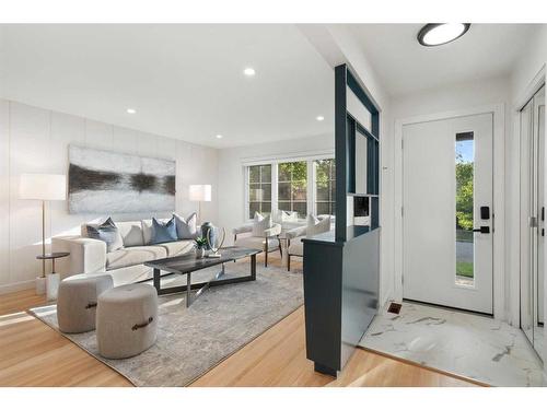 509 9A Street Ne, Calgary, AB - Indoor Photo Showing Living Room