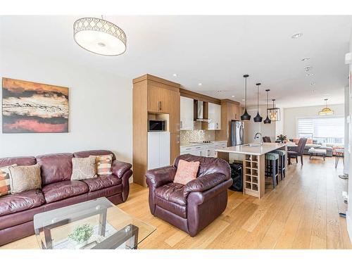 3817 Centre A Street Ne, Calgary, AB - Indoor Photo Showing Living Room