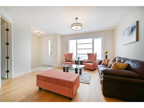 3817 Centre A Street Ne, Calgary, AB - Indoor Photo Showing Living Room