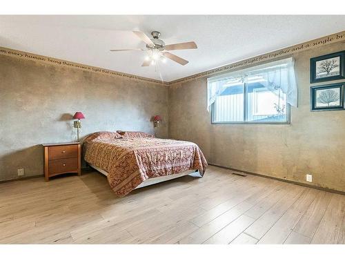 583 Woodpark Crescent Sw, Calgary, AB - Indoor Photo Showing Bedroom