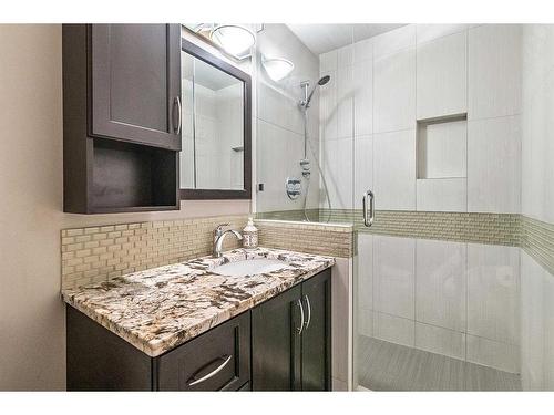 583 Woodpark Crescent Sw, Calgary, AB - Indoor Photo Showing Bathroom