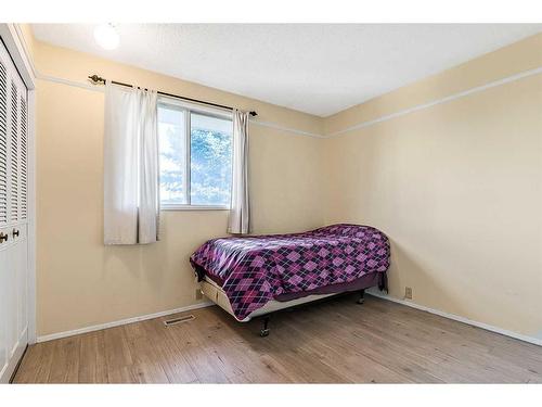 583 Woodpark Crescent Sw, Calgary, AB - Indoor Photo Showing Bedroom