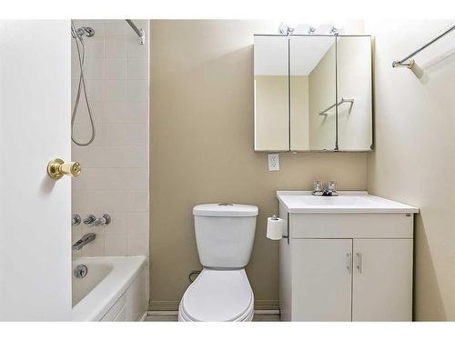 583 Woodpark Crescent Sw, Calgary, AB - Indoor Photo Showing Bathroom