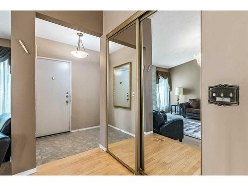 583 Woodpark Crescent Sw, Calgary, AB - Indoor Photo Showing Other Room