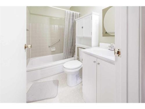 8-104 Sabrina Way Sw, Calgary, AB - Indoor Photo Showing Bathroom