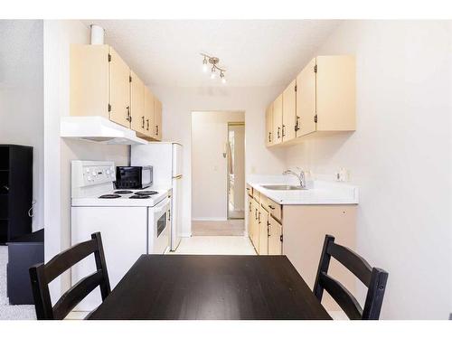 8-104 Sabrina Way Sw, Calgary, AB - Indoor Photo Showing Kitchen