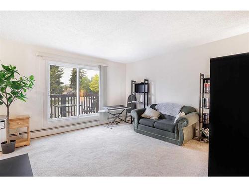 8-104 Sabrina Way Sw, Calgary, AB - Indoor Photo Showing Living Room