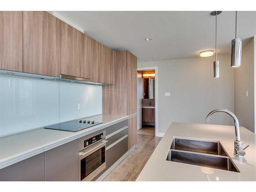 2607-1122 3 Street Se, Calgary, AB - Indoor Photo Showing Kitchen With Double Sink With Upgraded Kitchen