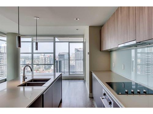 2607-1122 3 Street Se, Calgary, AB - Indoor Photo Showing Kitchen With Double Sink