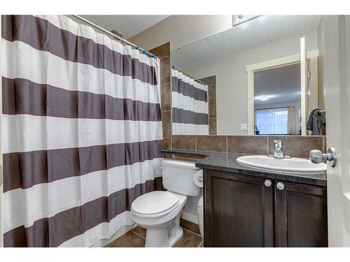 136 Cougartown Close Sw, Calgary, AB - Indoor Photo Showing Bathroom