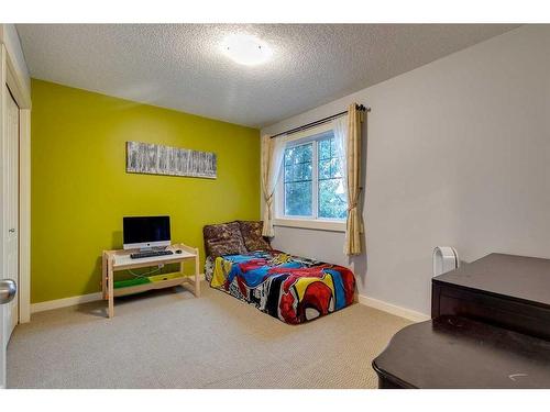 136 Cougartown Close Sw, Calgary, AB - Indoor Photo Showing Bedroom