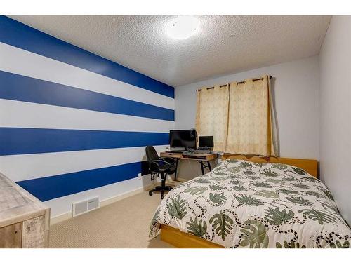 136 Cougartown Close Sw, Calgary, AB - Indoor Photo Showing Bedroom