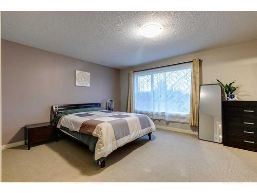 136 Cougartown Close Sw, Calgary, AB - Indoor Photo Showing Bedroom