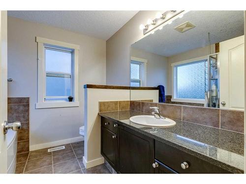 136 Cougartown Close Sw, Calgary, AB - Indoor Photo Showing Bathroom