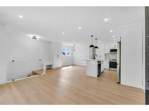 1035 Abbeydale Drive Ne, Calgary, AB - Indoor Photo Showing Kitchen