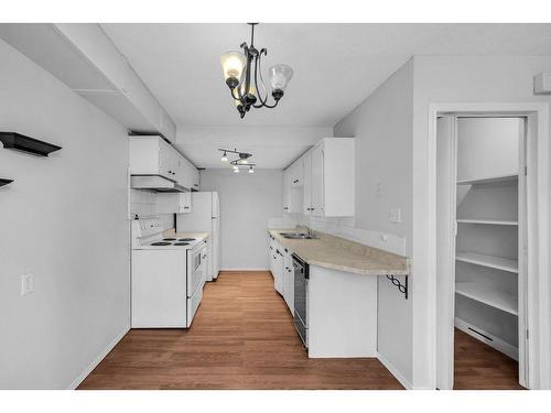 13-4531 7 Avenue Se, Calgary, AB - Indoor Photo Showing Kitchen With Double Sink